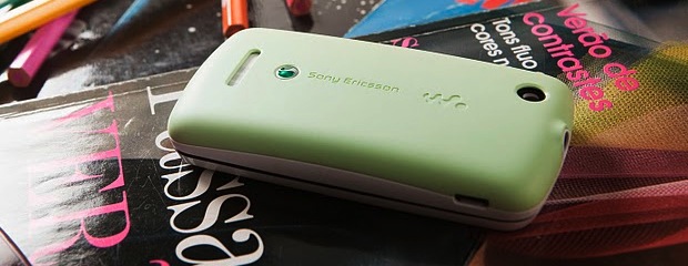 Sony Ericsson Spiro with Walkman Cell Phone - green back