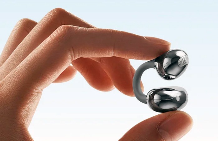 1more-s20-ultra-open-earbud-in-hand