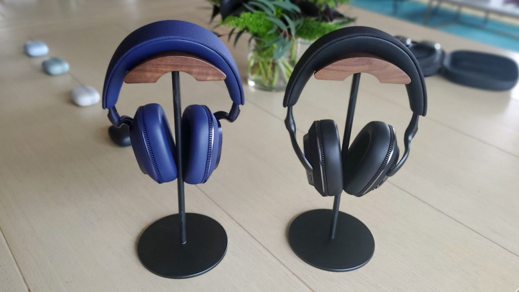 Bowers and Wilkins Px7s3 headphones in Indigo Blue and Anthracite Black.