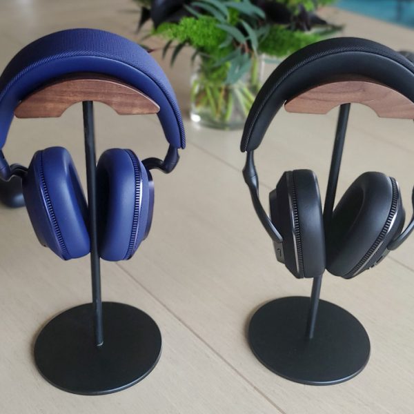 Bowers and Wilkins Px7s3 headphones in Indigo Blue and Anthracite Black.