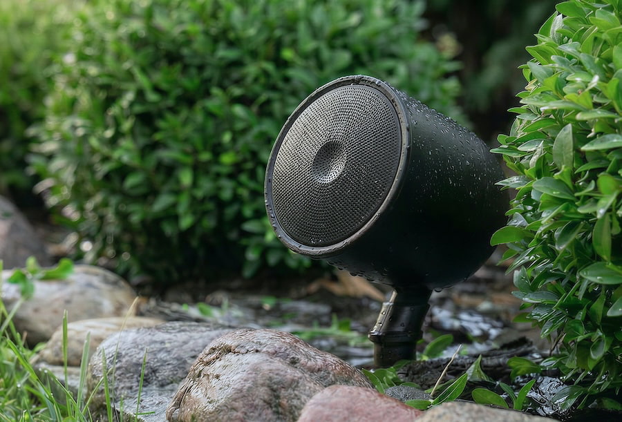2026-kef-outdoor-sr6q-lifestyle-rain
