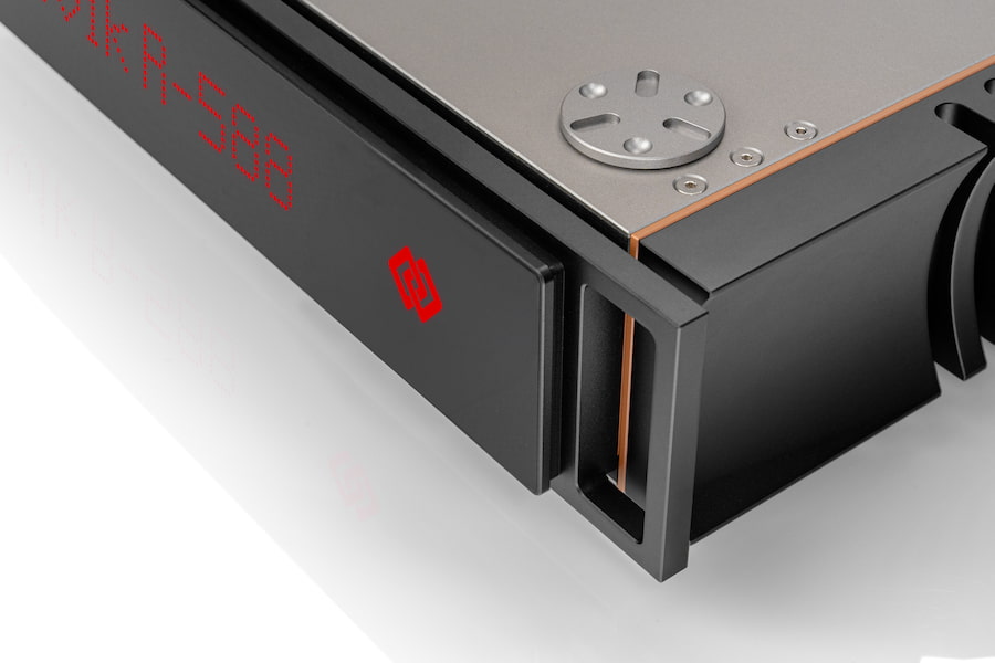 aavik-r588-front-corner-top