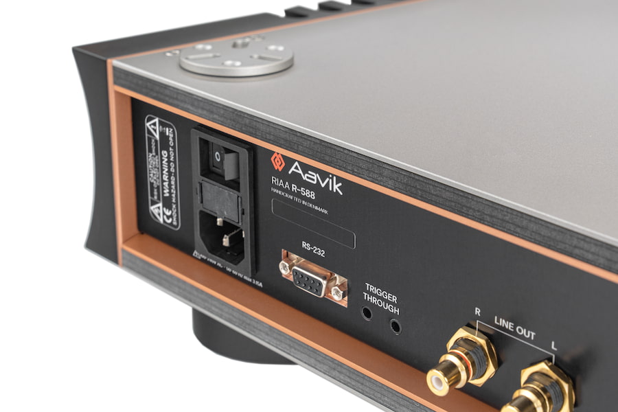 aavik-r588-rear-corner