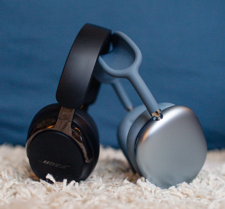 airpods-max-2-blue-vs-bose-quietcomfort-ultra-2-black