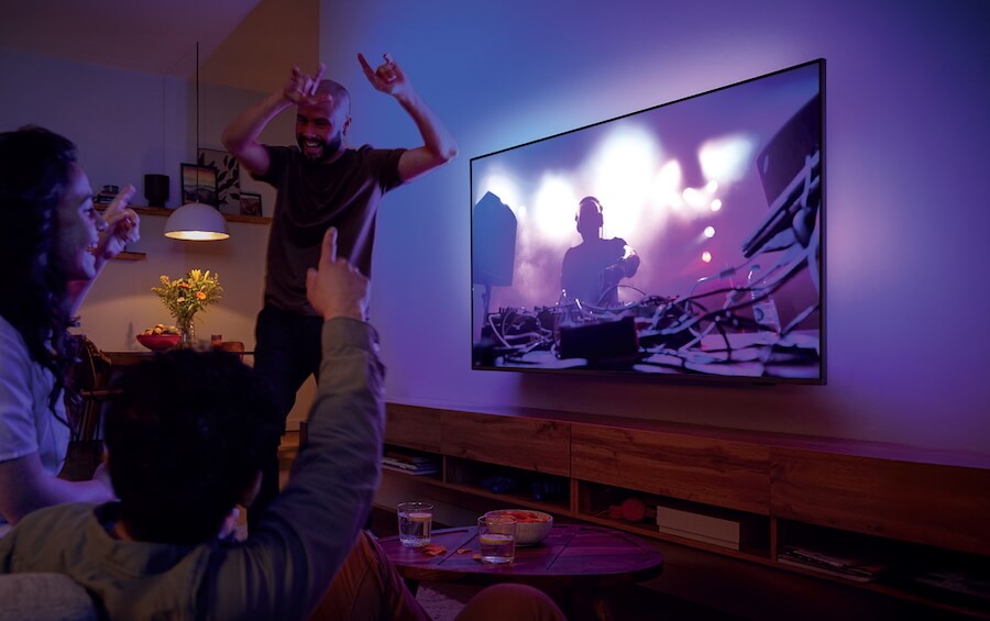 ambilight-tv-lifestyle-family