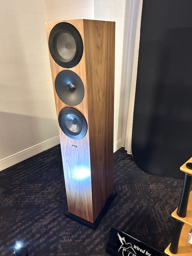 amphion-argon-7lx-speaker-left-axpona-2026