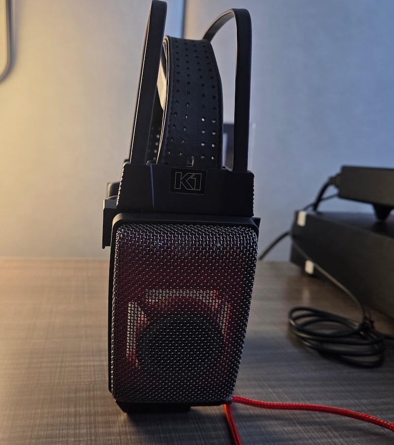 apos-community-k1k-earspeakers-side