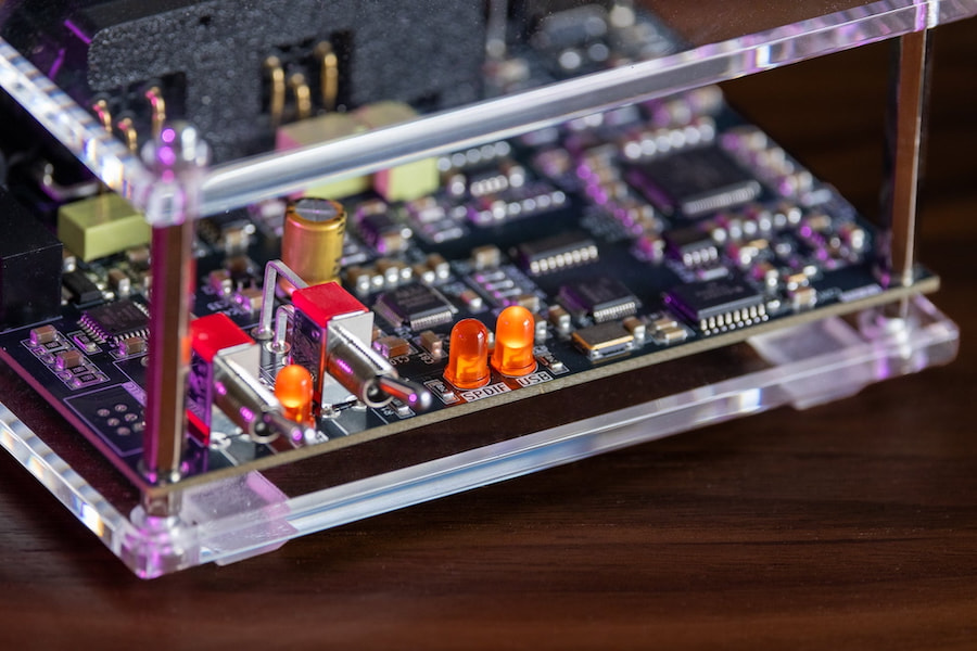 apos-geshelli-merlin-dac-front-angle-closeup