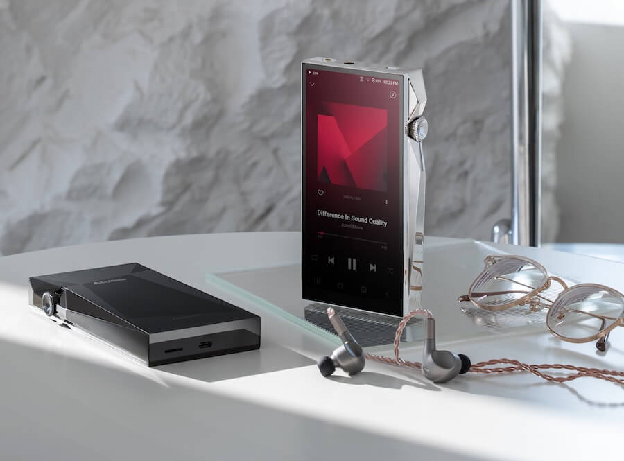 astell-kern-sp4000-lifestyle-silver-black
