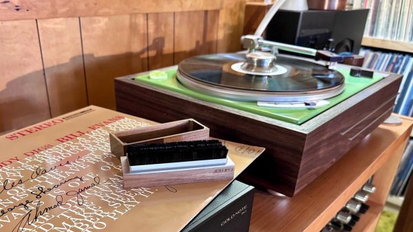 Ramar brush on record cover with Lenco L70 turntable in the background.