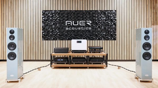 AUER VERSURA V2 Speakers Front Lifestyle