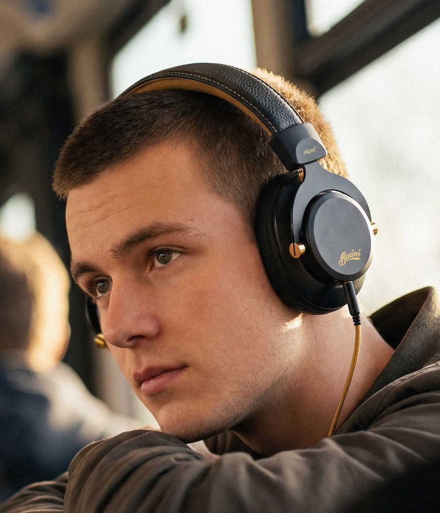baum-audioellipse-wired-headphones-man-bus