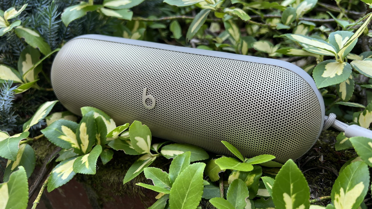 beats-pill-champagne-outdoors