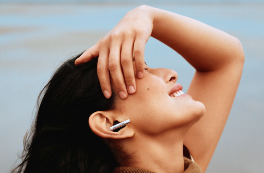 beo-grace-wireless-earbuds-lifestyle