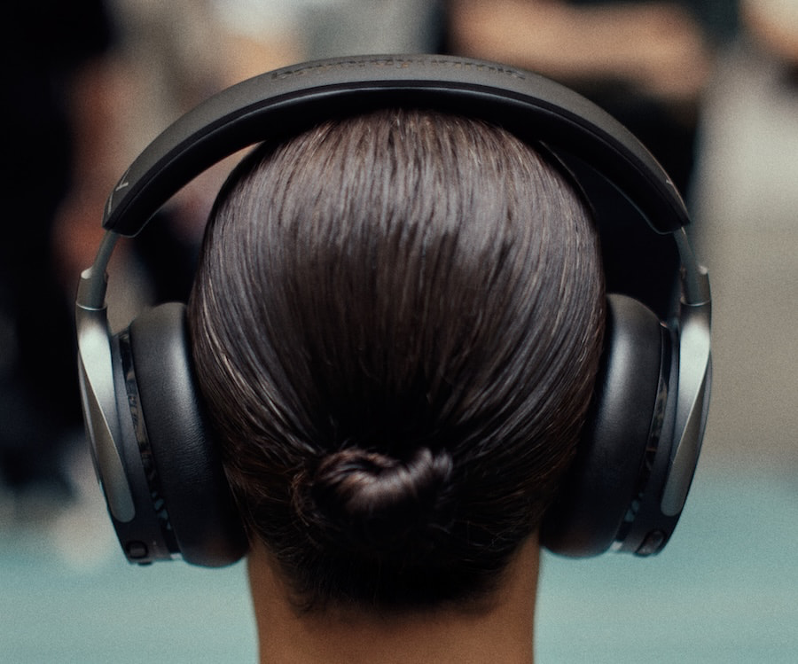 beyerdynamic-aventho-y-wireless-headphones-black-lifestyle-rear