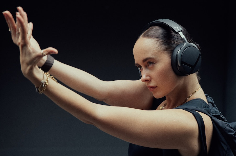beyerdynamic-aventho-y-wireless-headphones-black-lifestyle