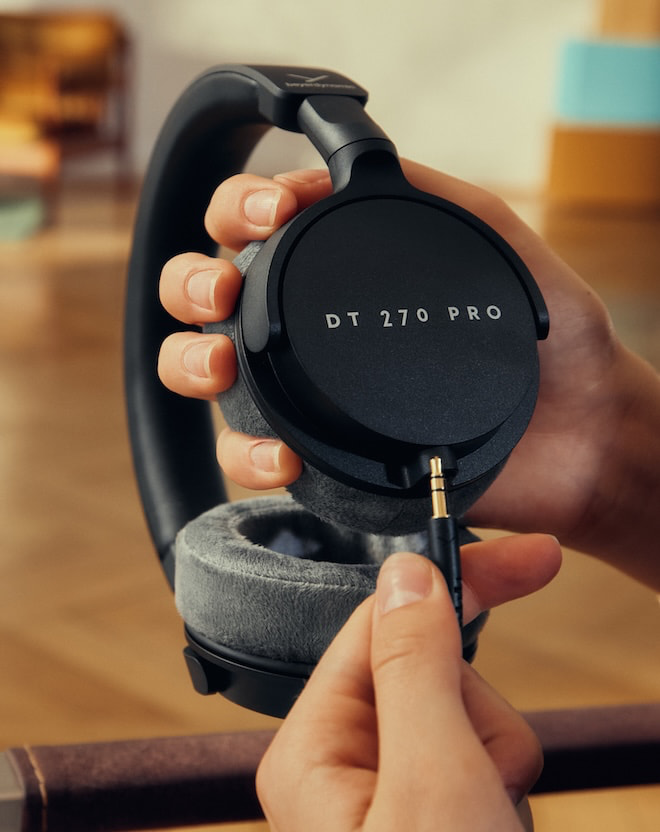 beyerdynamic-dt-270-pro-headphones-side