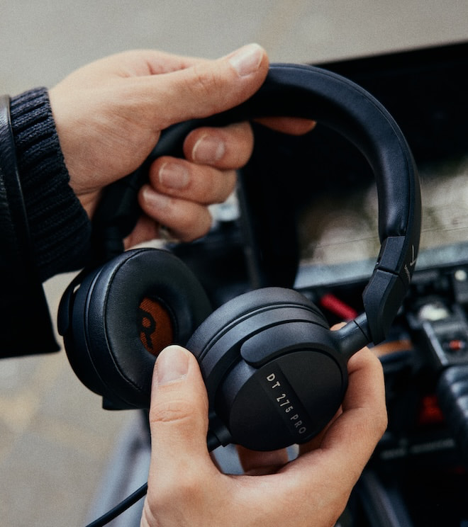 beyerdynamic-dt-275-pro-headphones-in-hand