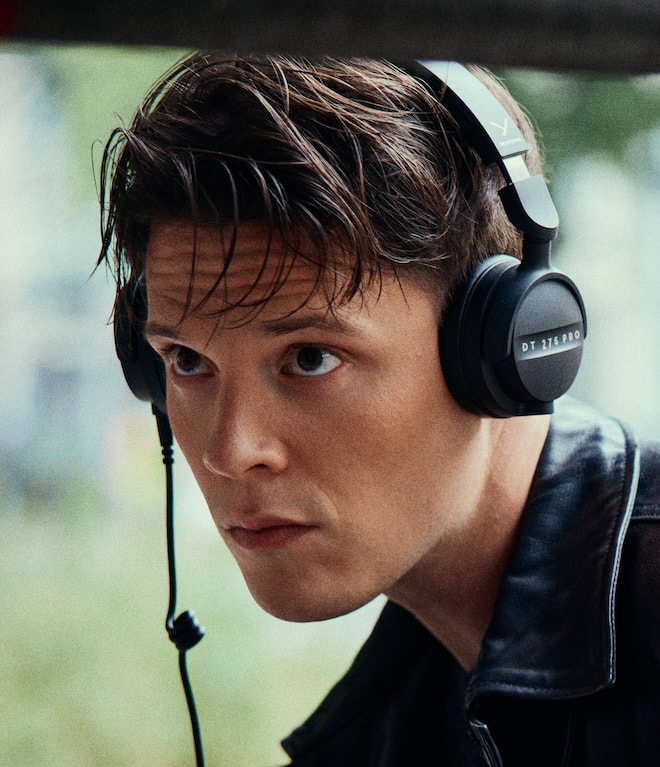 beyerdynamic-dt-275-pro-headphones-lifestyle