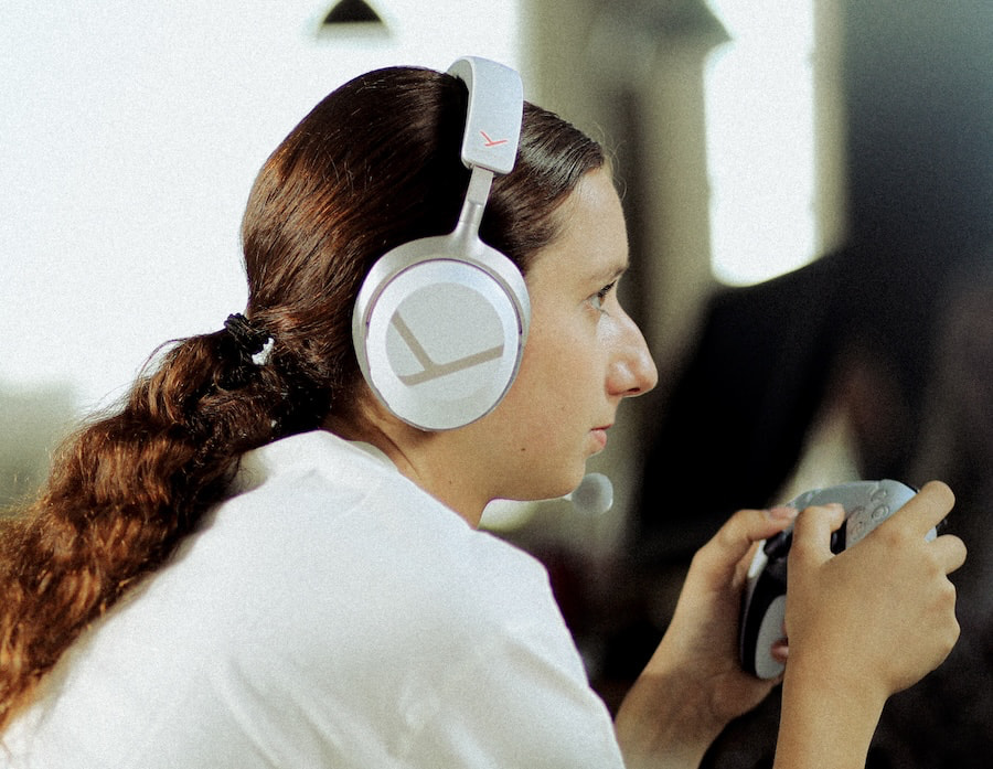 beyerdynamic-mmx100-gaming-headset-lifestyle-white