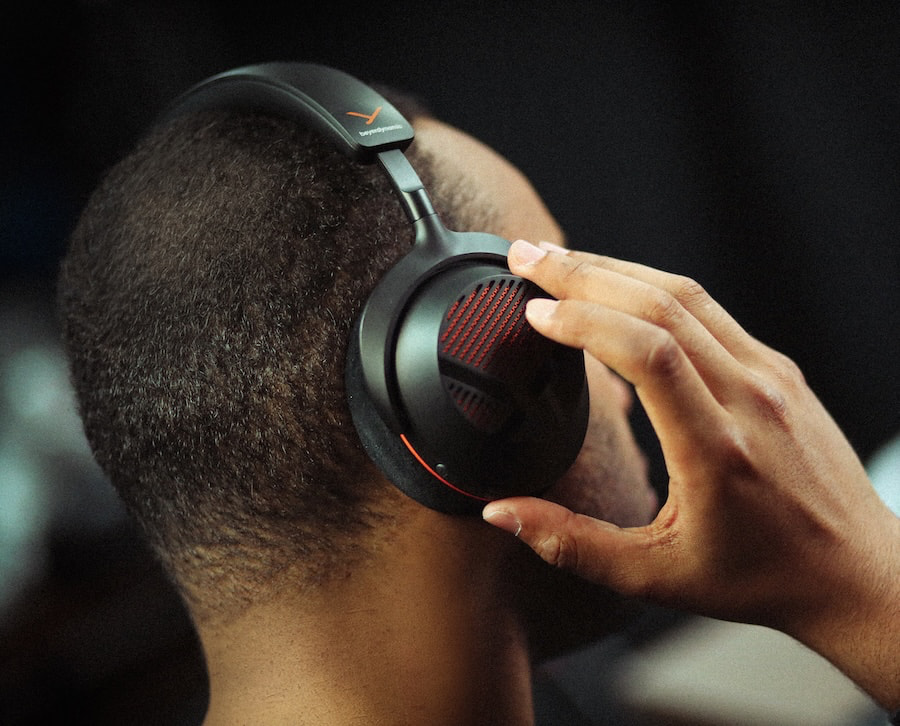 beyerdynamic-mmx130-gaming-headset-lifestyle-black