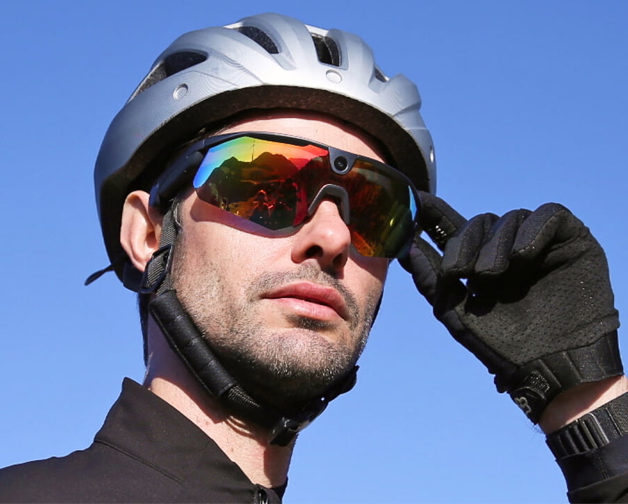 bleequp-smart-glasses-cyclist