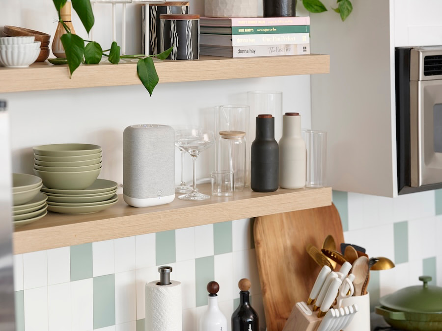 bluesound-pulse-flex-white-kitchen-shelf