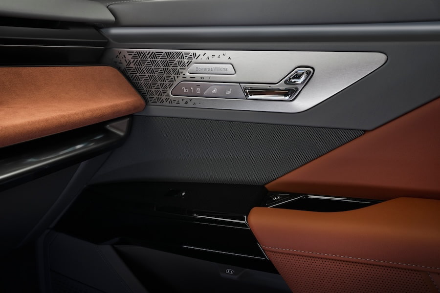 bmw-i7-60-xdrive-passenger-door-interior