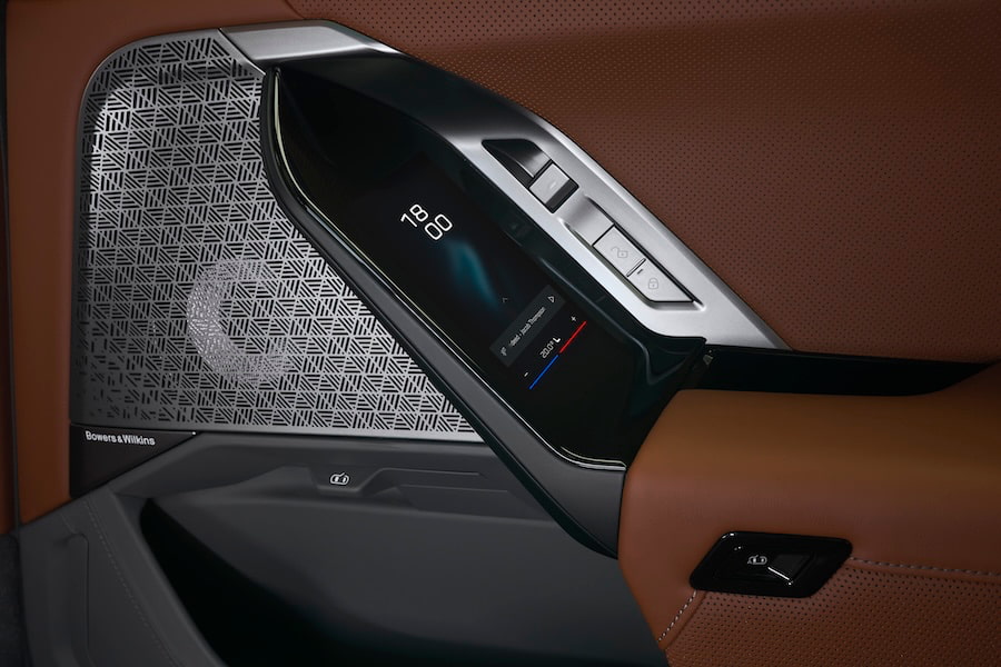 bmw-i7-60-xdrive-rear-door-interior