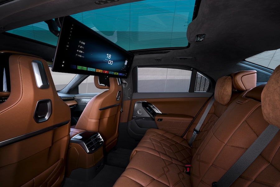 bmw-i7-60-xdrive-rear-seat-display
