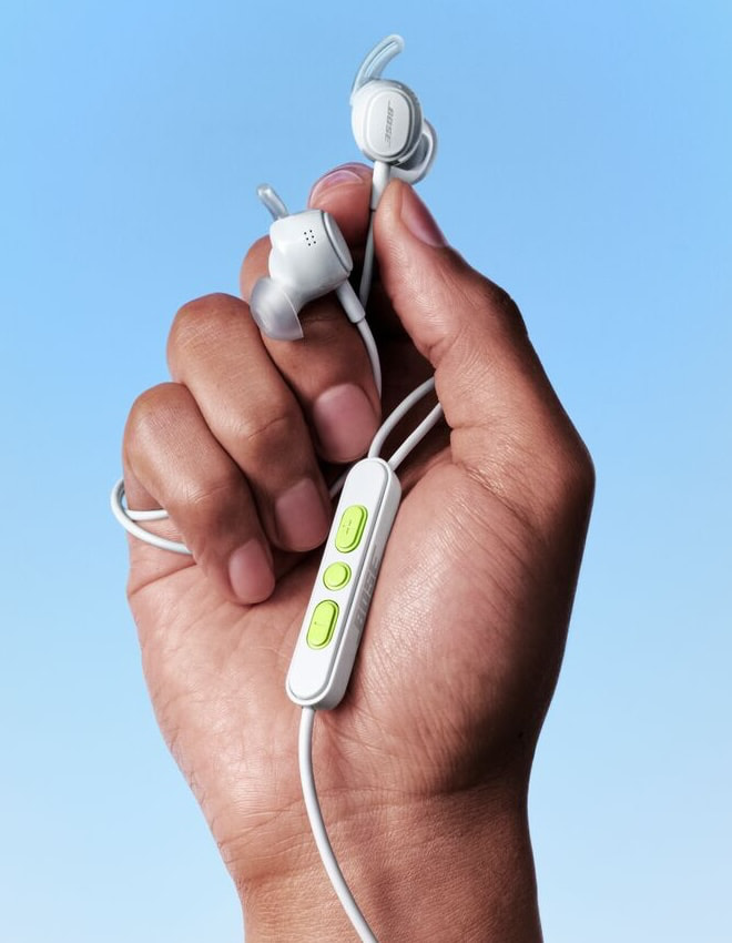 bose-noise-cancelling-wired-earbuds-white-smoke-in-hand