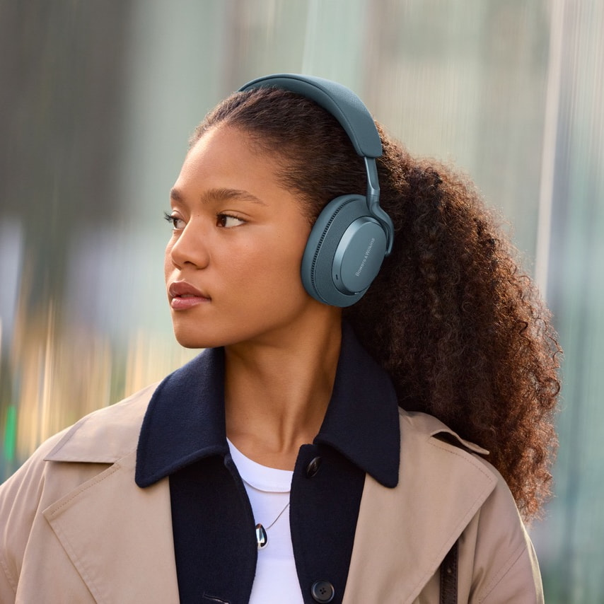 bowers-wilkins-px7-s3-frost-blue-headphones-lifestyle-woman
