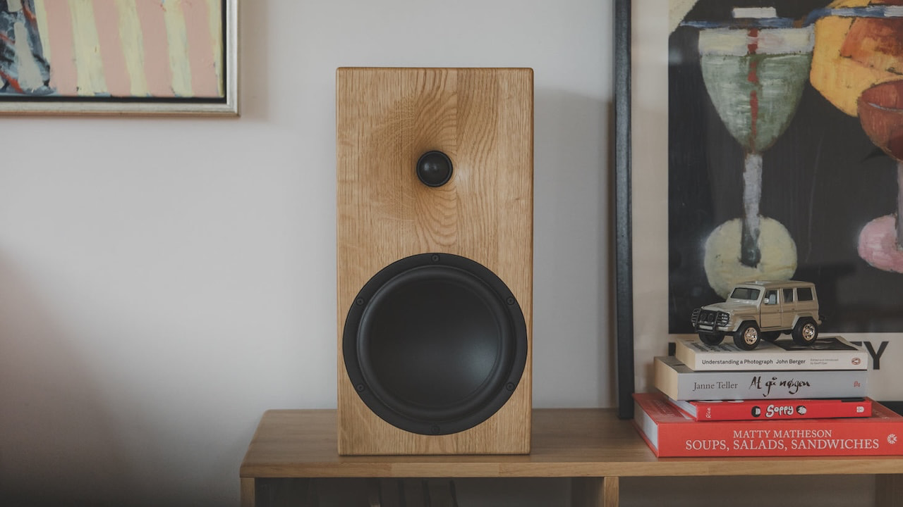 Buchardt E50S Passive Bookshelf / Stand-mount Speaker Lifestyle in Natural Oak