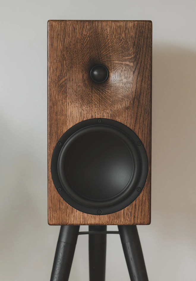 buchardt-e50s-front-smoked-oak