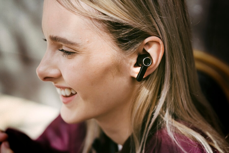 Cambridge-Melomania-A100-Wireless-earbuds-Black-Lifestyle