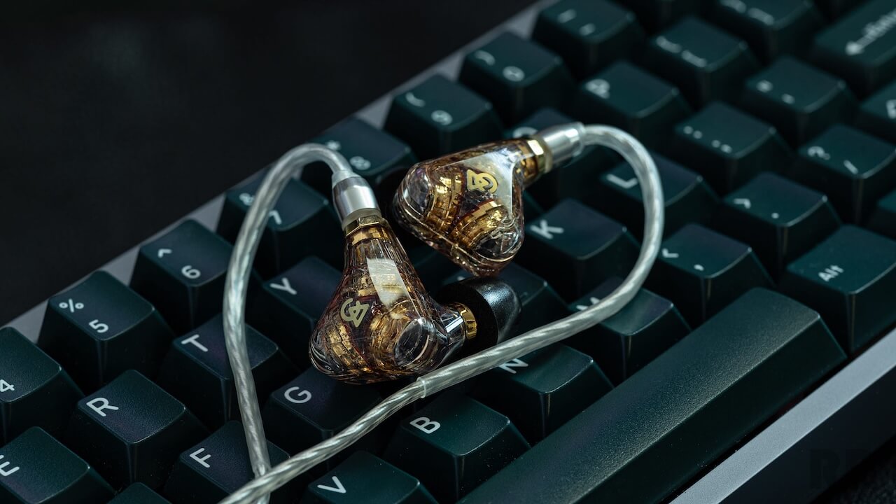 campfire-audio-trifecta-iem-on-keyboard