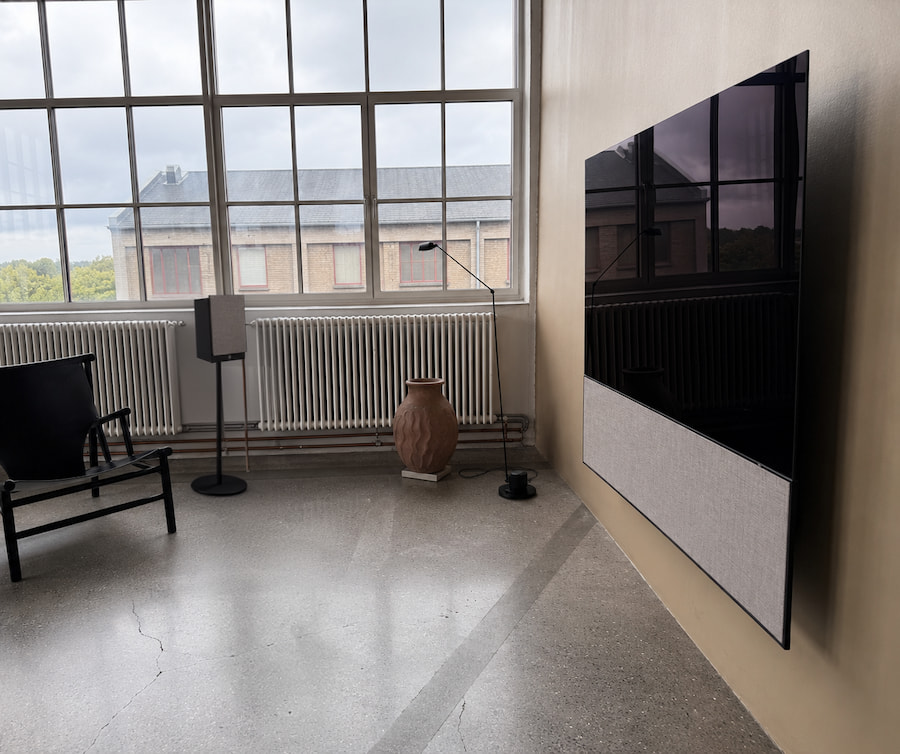 canvas-hifi-structure-grey-silverback-speakers-on-stand