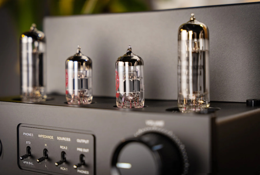cayin-ha-1a-mk3-tube-headphone-amplifier-closeup