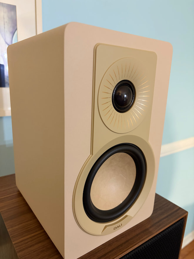 dali-kupid-caramel-white-angle