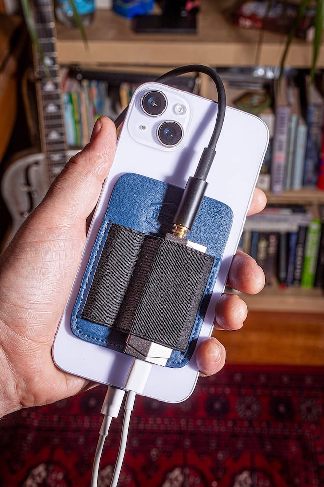 dekoni-magdac-back-in-hand