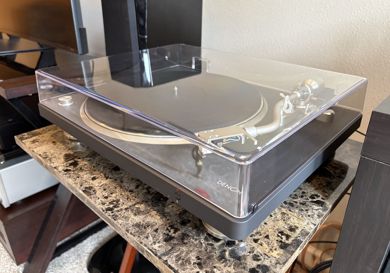 denon-dp-500bt-turntable-cover-on
