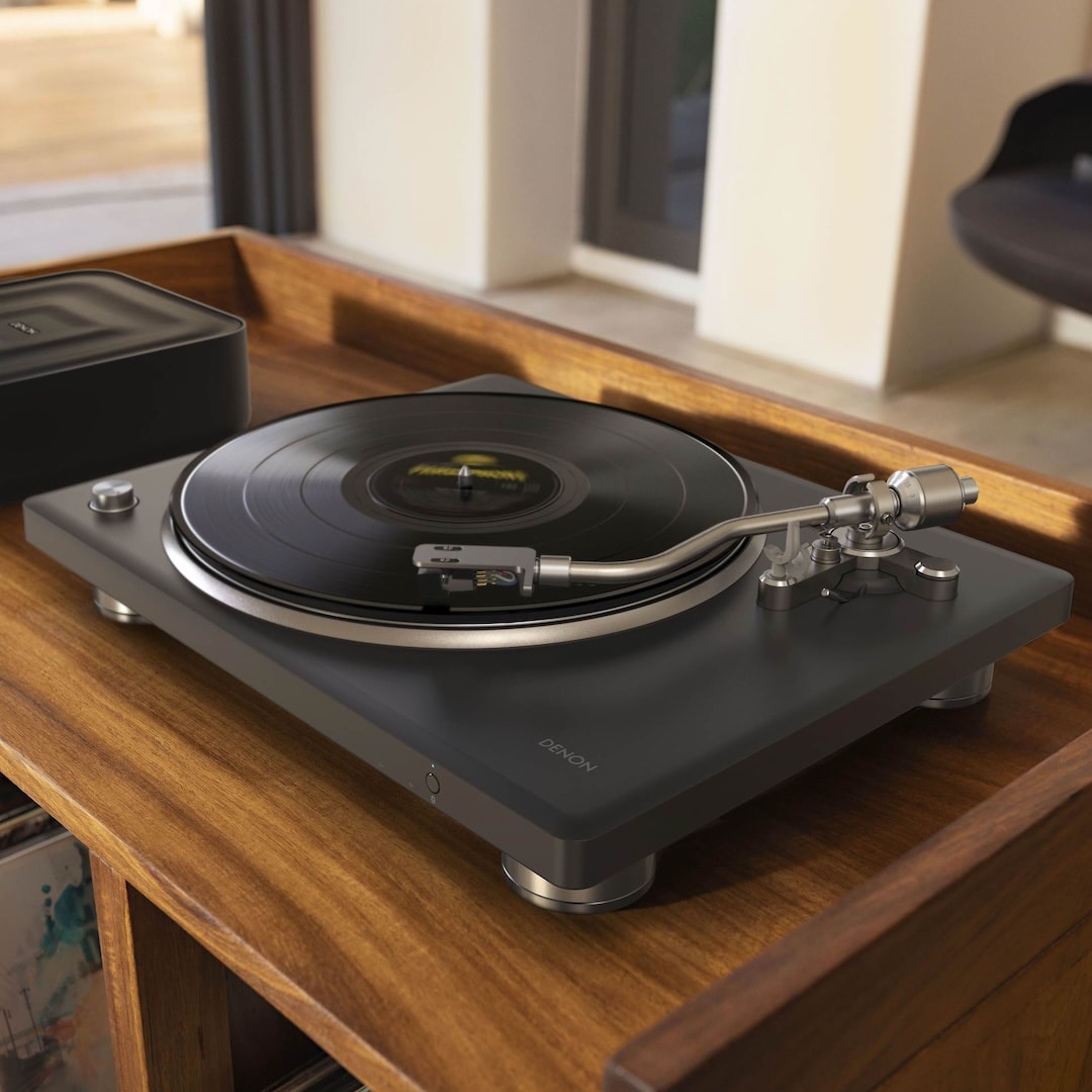 denon-dp500bt-turntable-lifestyle-1080×1080