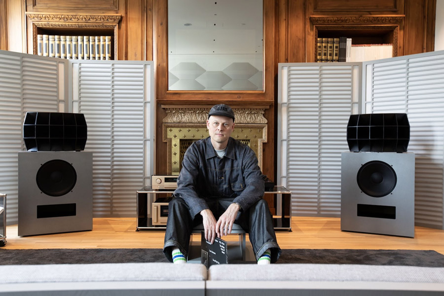 devon-turnbull-ko-r2-loudspeakers-900px