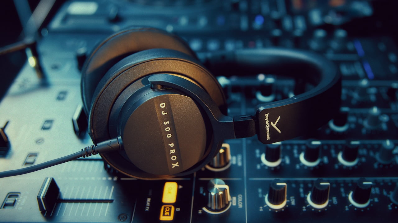 dj-300-pro-closeup-inuse