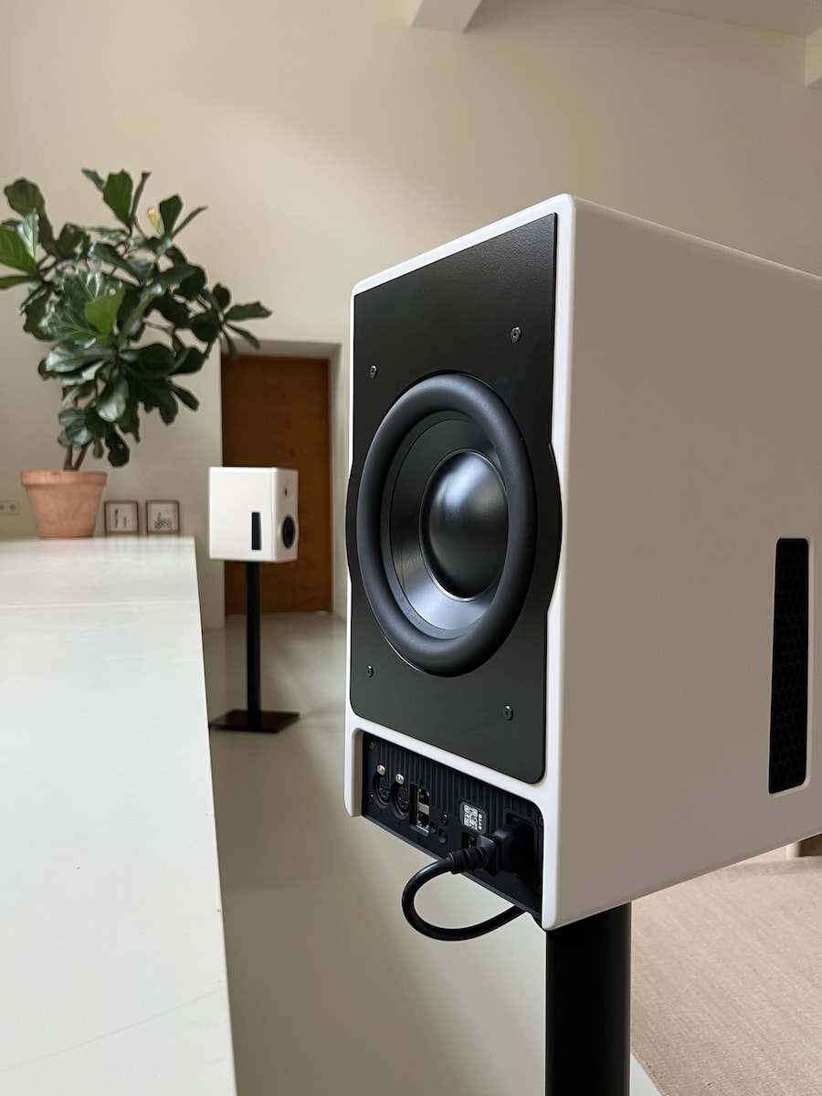 dutch-dutch-6c-speakers-white-angle
