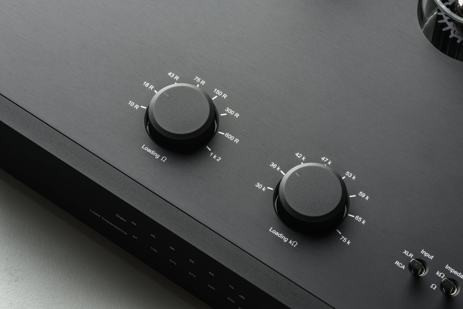 eat-e-glo-sb-phono-stage-black-knobs-detail