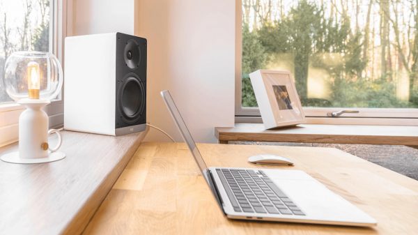 ELAC Debut ConneX DCB61 Wireless Speaker White Lifestyle