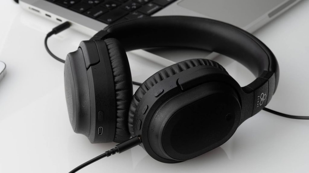 Final UX3000 SV Headphones in black