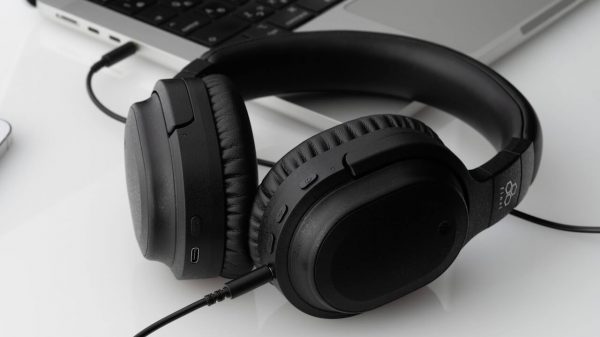 Final UX3000 SV Headphones in black