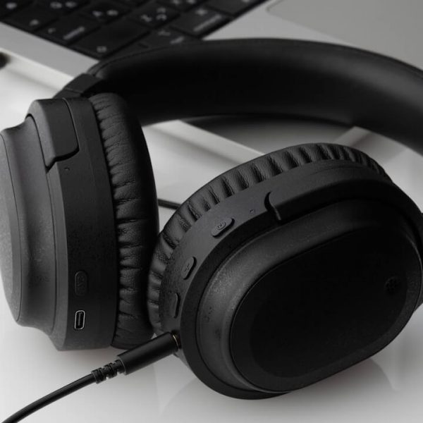 Final UX3000 SV Headphones in black